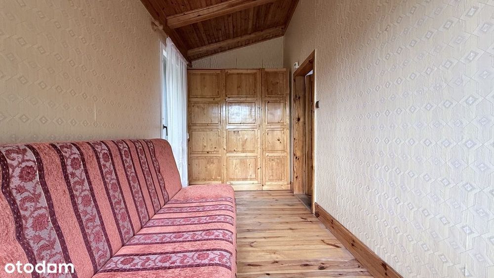 dom nad jeziorem przy lesie
