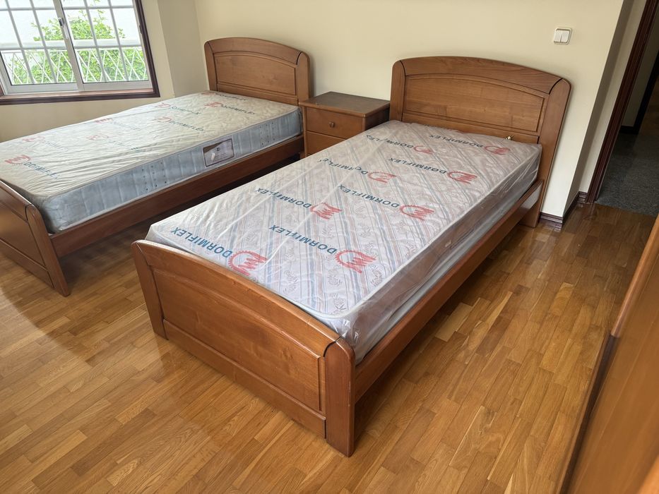 Conjunto de Quarto em Madeira Maciça