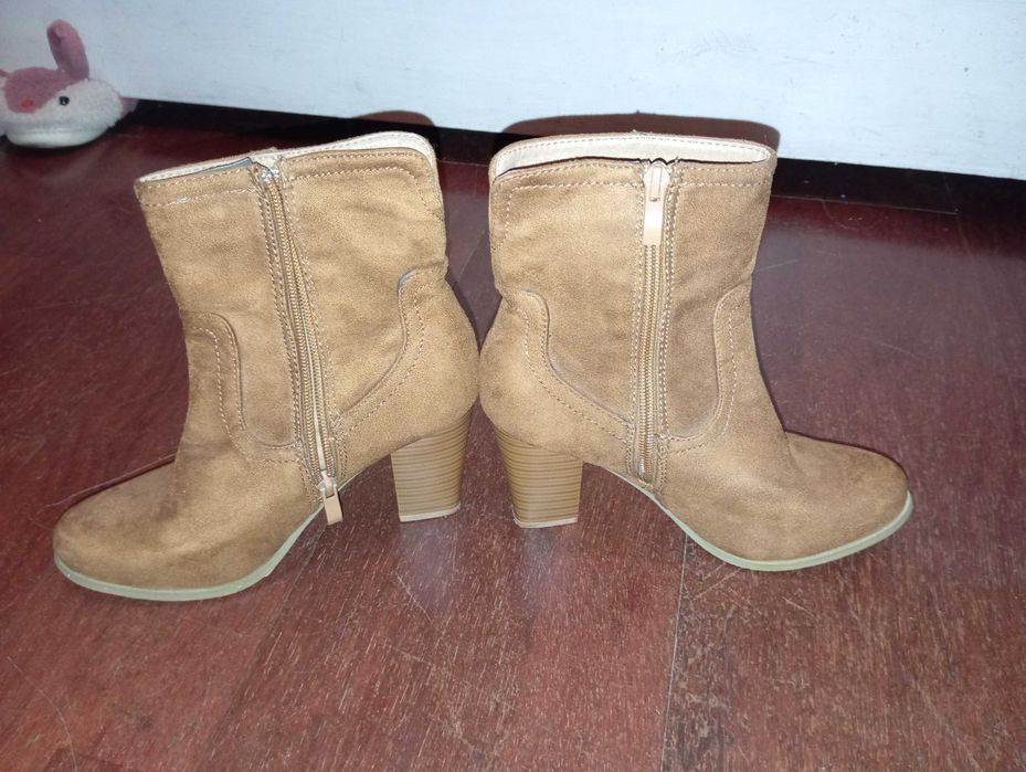 Botas  salto alto mulher