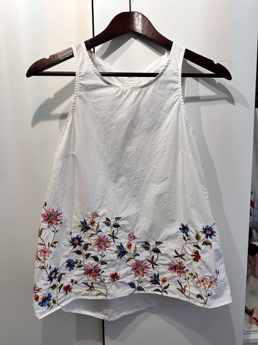 Top z haftem stradivarius