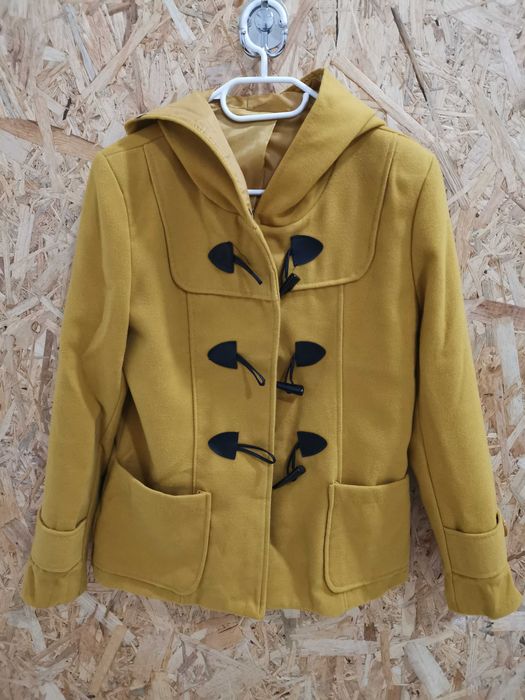 Casaco com capuz de cor mustarda