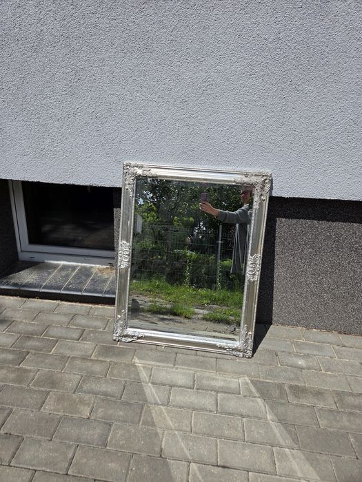 Lustro w ozdobnej drewnianej ramie