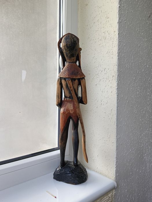 Stara afrykańska rzeźba z drewna kobieta akt pracująca z wodą i dużymi