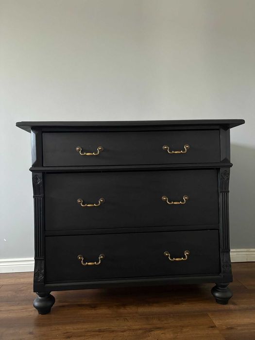 Czarna drewniana komoda szafka po renowacji