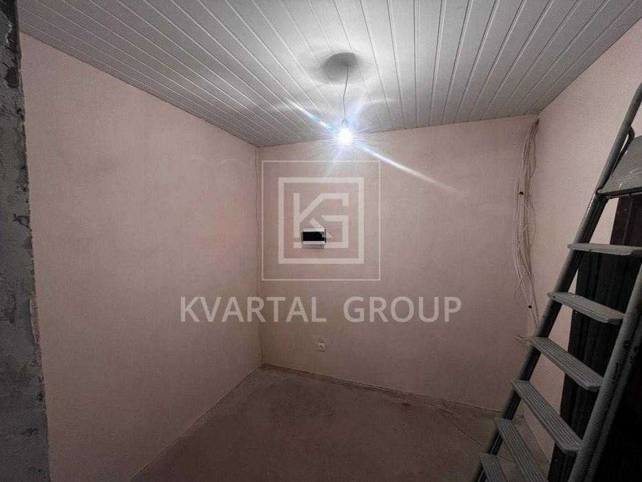 Будинок в мальовничому містечку. Бучанське водосховище