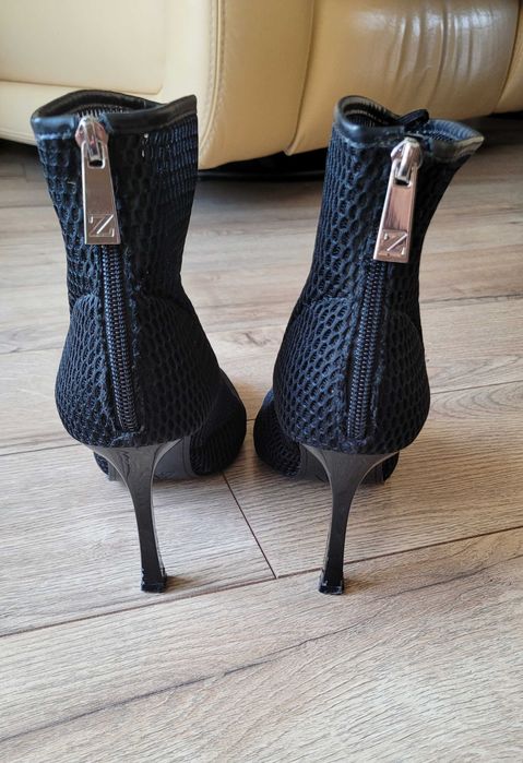 Czarne ażurowe botki Zara z siateczki, na obcasie roz. 38
