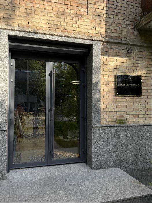 320000 Продаж фасадного приміщення Лабораторний провулок 22 з орендарем