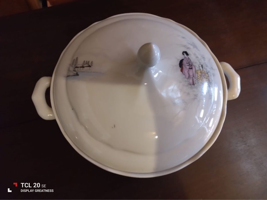 Terrina com a figura de uma chinesa
