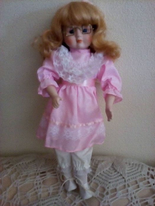 Bonecas em porcelana e uma da madeira