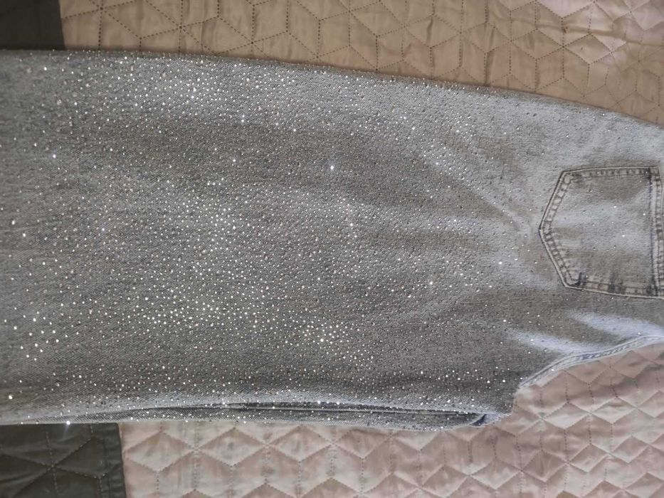 Продаю джинсы со стразами ,размер 42(XL)