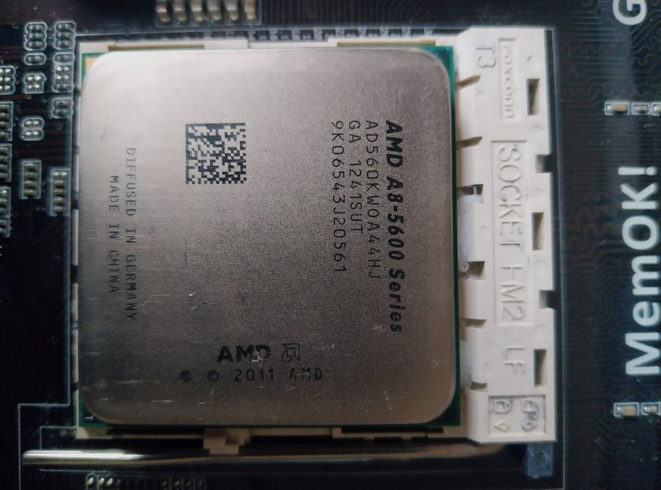 Комплект:материнская плата,оперативная память,видеокарта.