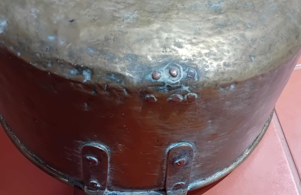 Vendo uma bacia e um tacho, em cobre