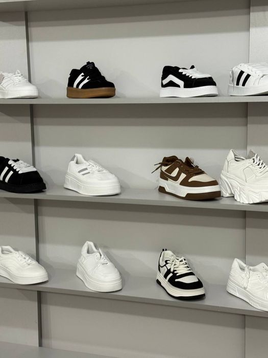 Полиці, полки, стелажи