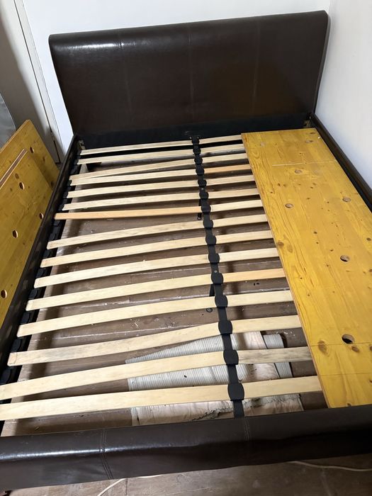 Estrutura de cama com estrado e mesas de cabeceira