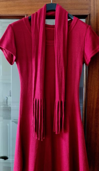 Vestido vermelho em malha, com cachecol. S/M