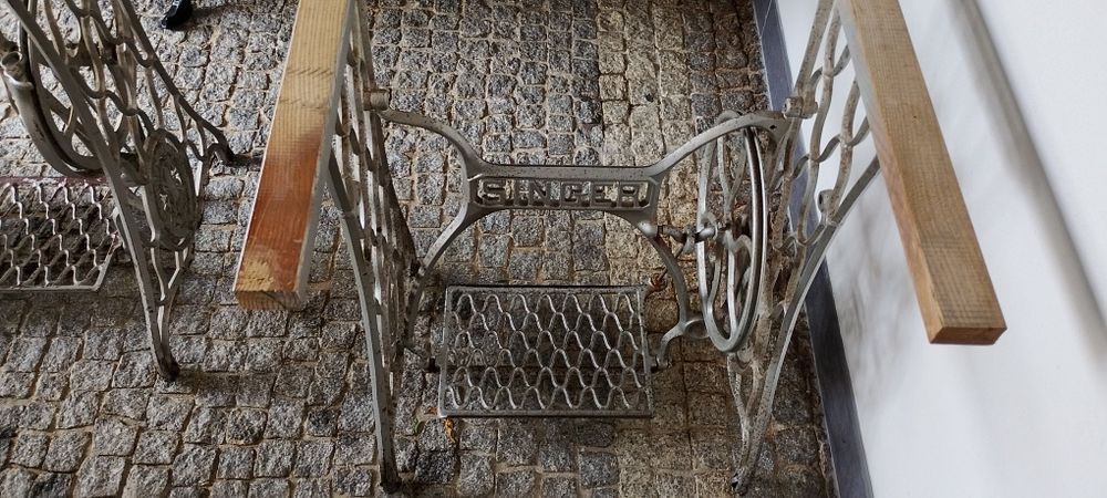 2 pés de máquina antigas Singer