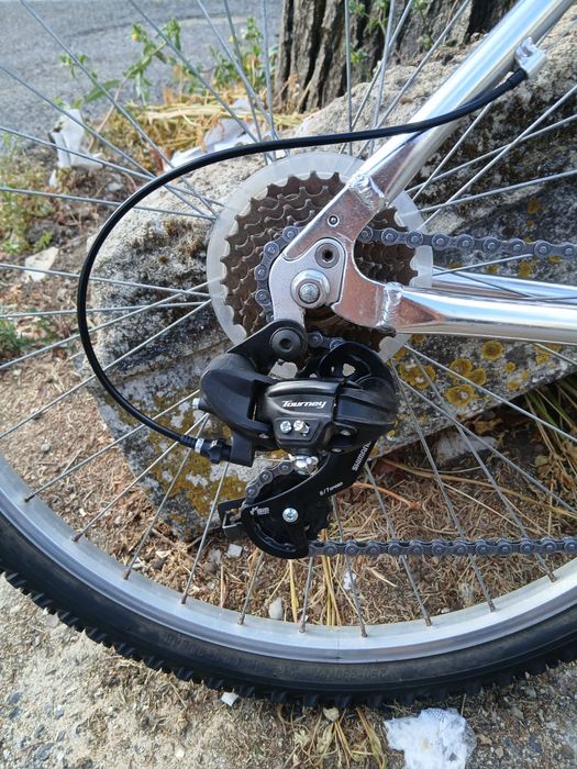 Bicicleta com componentes Shimano revista e pronta a andar