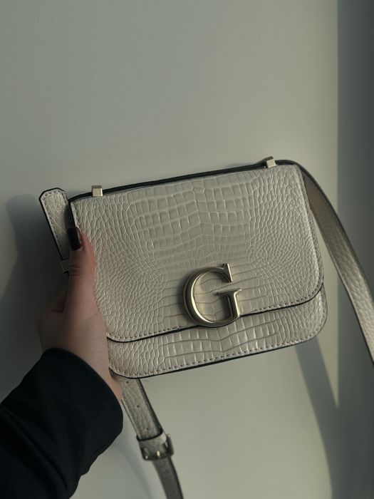 Сумка Guess молочного кольору.