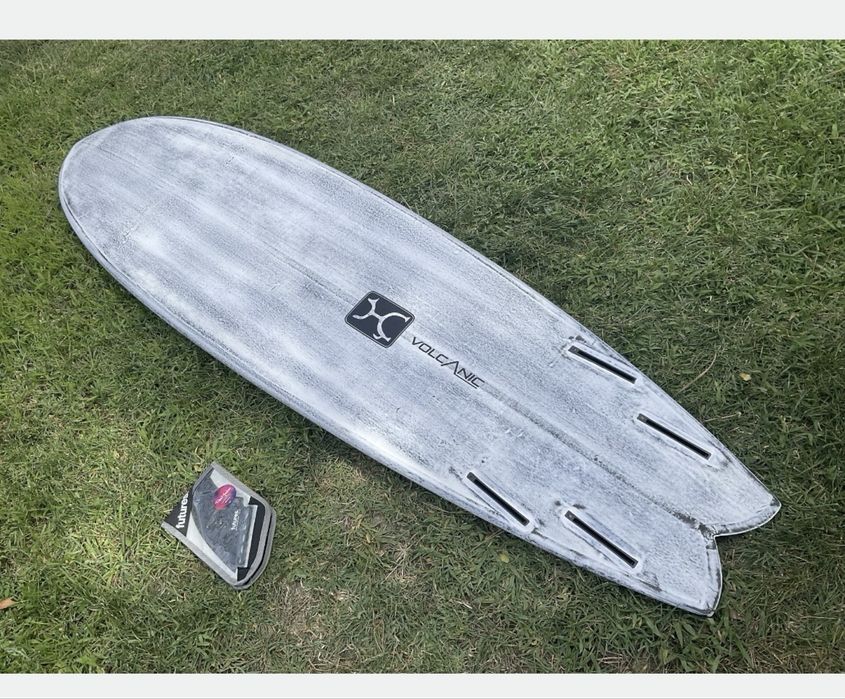 Prancha de Surf Fire wire 7” Fish nova com quilhas