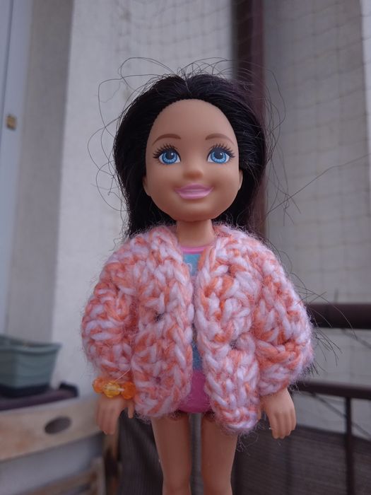 Sweterek dla małej lalki