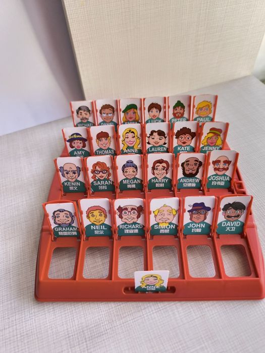 Розвиваюча сімейна настільна гра "вгадай хто я"