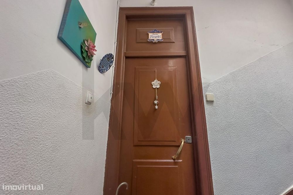 Vende-se T3 na Calçada de Santana com vista Rio Tejo e cidade Lisboa