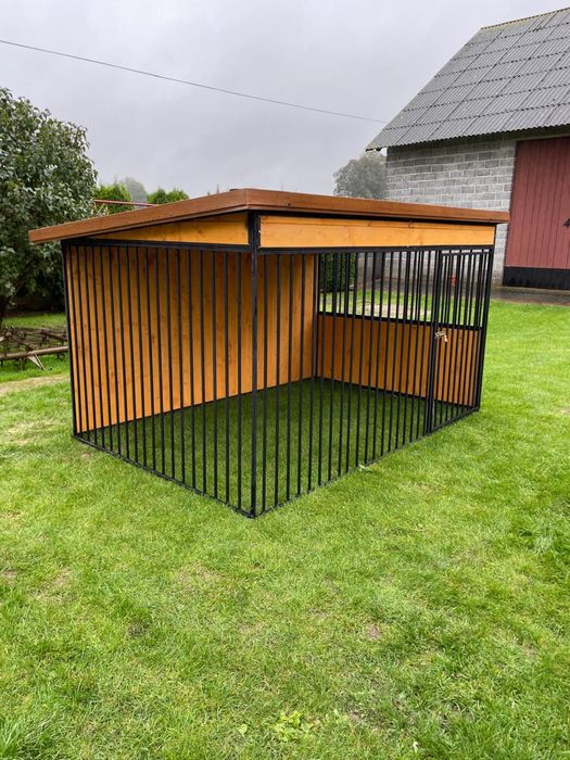 Wytrzymaly kojec dla psa . Mocy boks. Buda schowek.