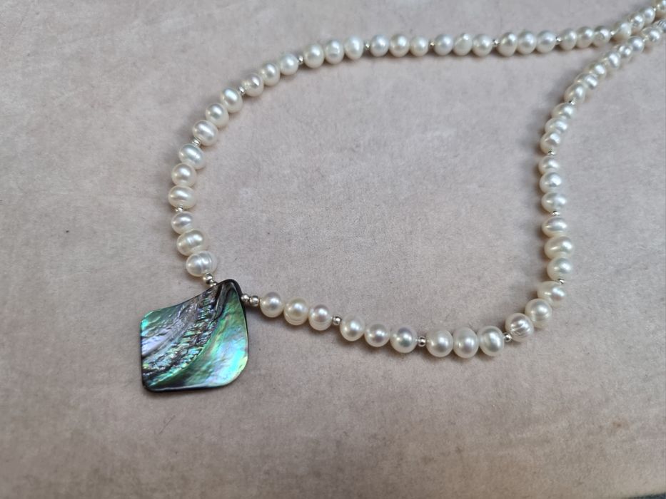 Wyjątkowy naszyjnik białe perły naturalne zawieszka Paua Abalone