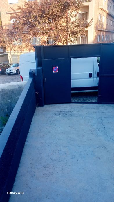 Espaçoso Armazém de 200m² com Cais de Carga no Centro da Trofa