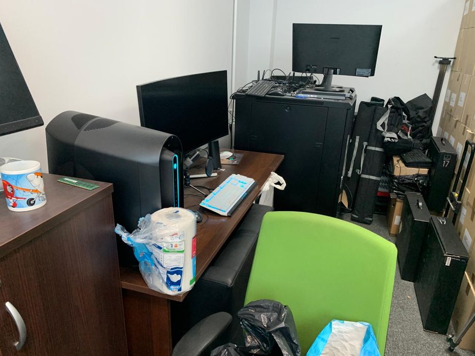 Zestaw mebli biurowych – biurka, szafy, regały, fotele – bardzo dobry