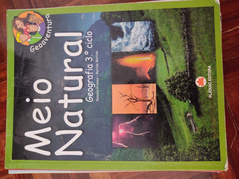 Livros escolares de diferentes anos de ensino e disciplinas
