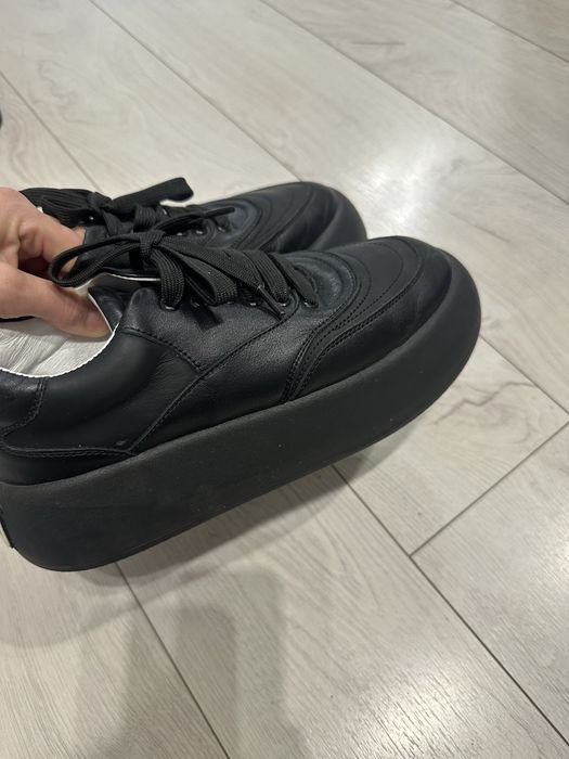 продам кросівки estro 39