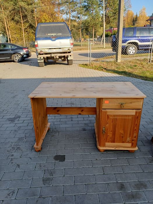 Proste biurko sosnowe