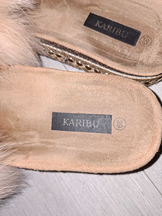 Klapki z futerkiem Karibu