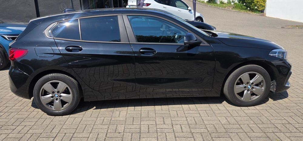 Um carro BMW 116D
