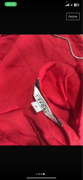 Vestido vermelho.