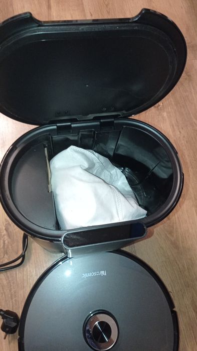 Robot sprzątający Procesing  z bazą samoczyszczącą