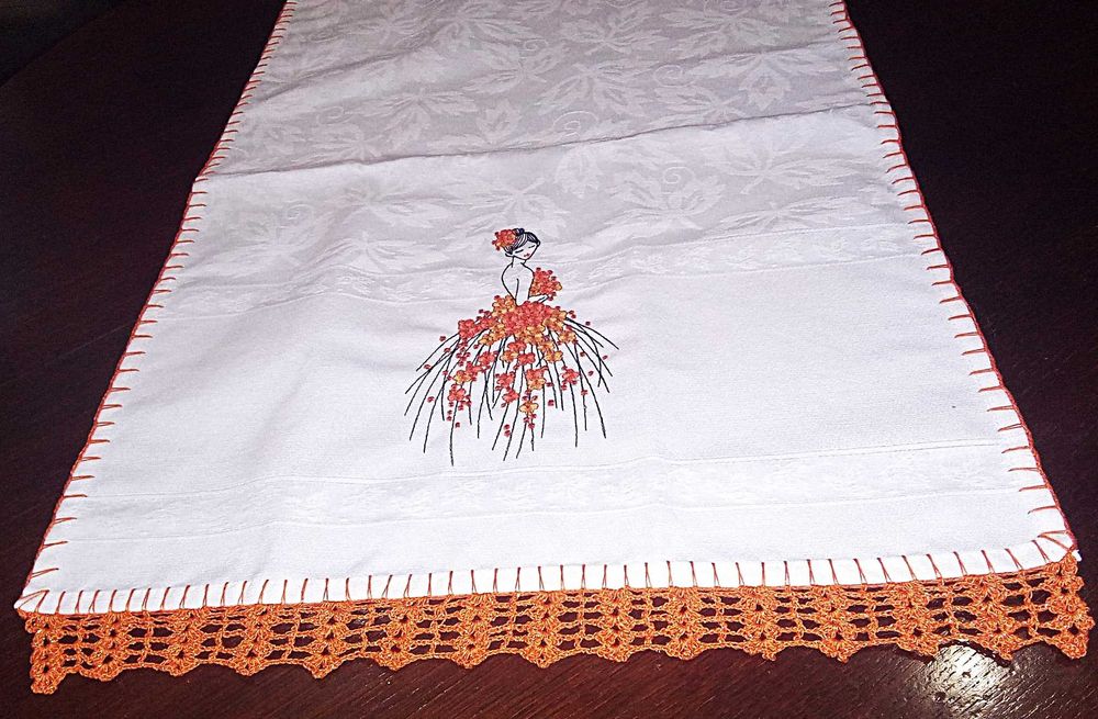 Pano decorativo com ponto de renda cor de laranja feito à mão