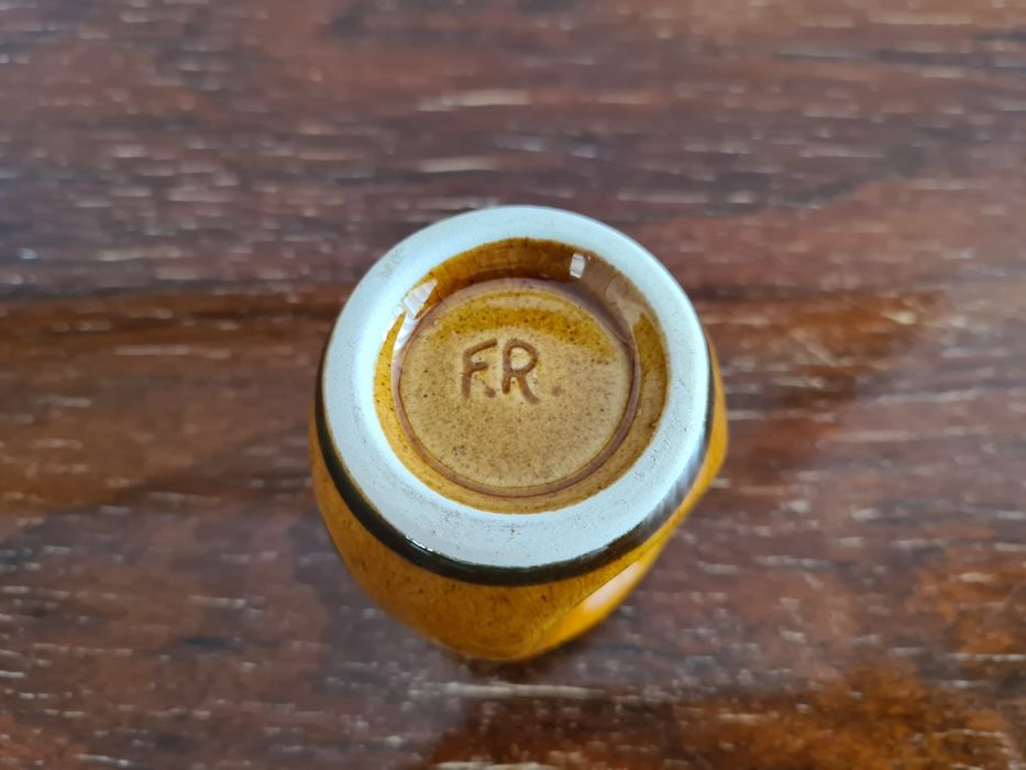 Garrafa e canecas cerâmica vidrada