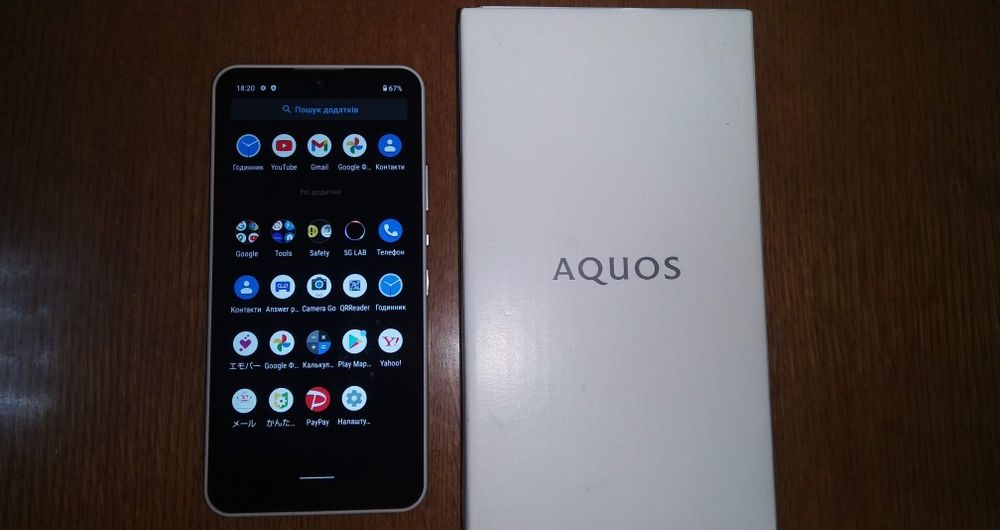 Недорогий компактний водозахищений телефон Sharp Aquos Wish