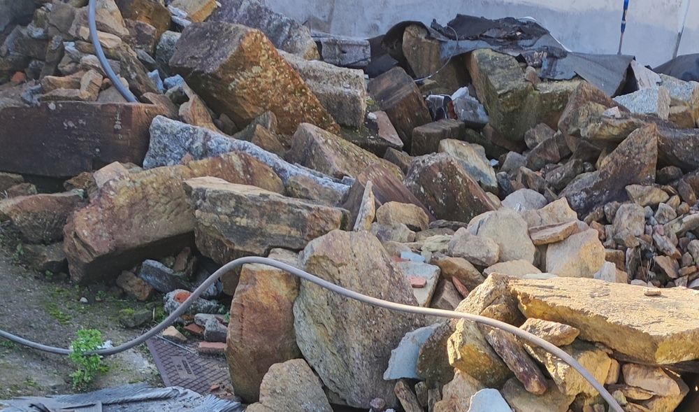 Dou entulho a quem interessar