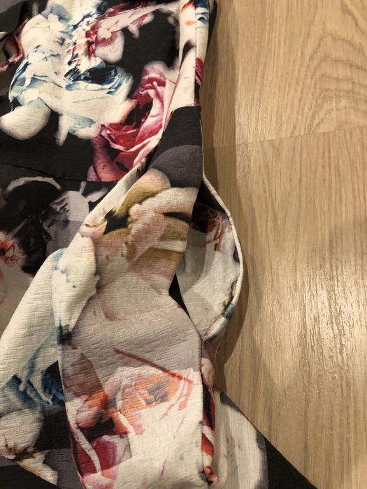 Sukienka damska elegancka kwiaty 32 xxs mała dopasowana