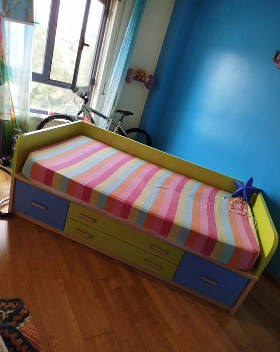 Cama adolescente com gavetões,  guarda roupa,  prateleiras e cabide