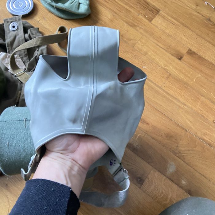 Протигаз чорний. Новий. І сірий