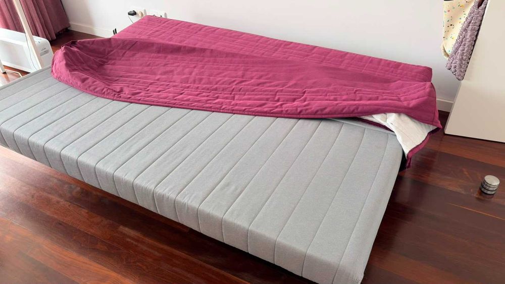 Sofá-cama de 2 lugares (casal) em bom estado , com capa.