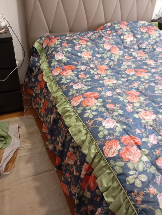 Colcha de casal com almofadas, travesseiros e camilhas. Oferta sanefa