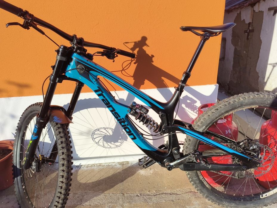 Vendo URGENTE  bicicleta downhill toda em carbono