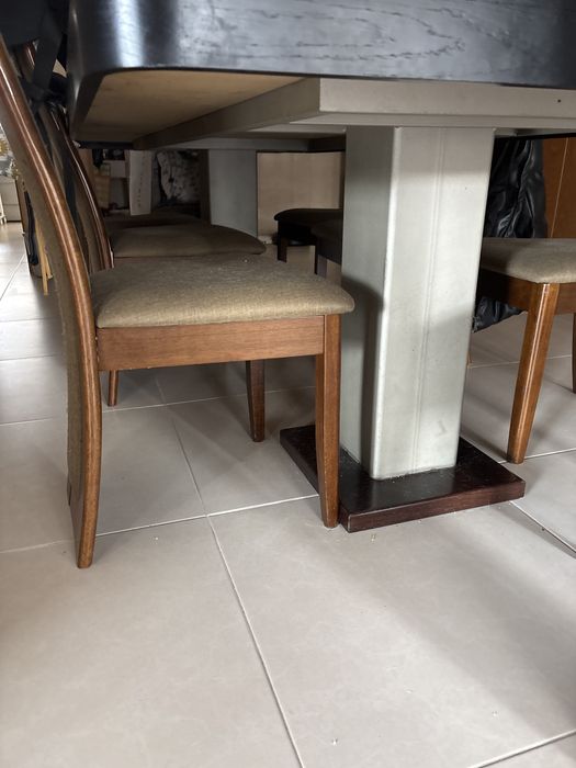 Mesa de 220 por 100cm e 8 cadeiras