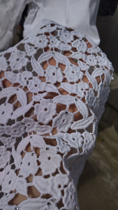 Джинсы белые с кружевом и стразами.  29 размер