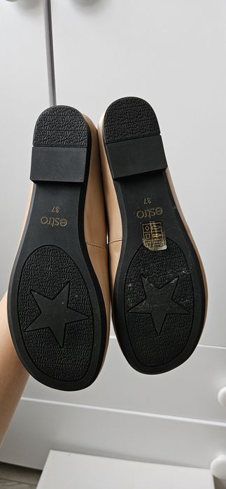 Жіночі бежеві шкіряні балетки Estro